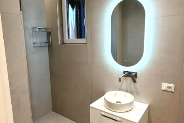 Ambiente me qera tek Komuna e Parisit/ 1,000 Euro