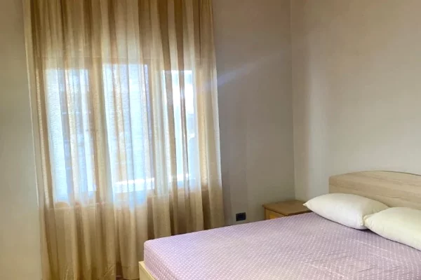 Shtepi me qera Apartament ne Tirane, 2+1, Mobilimi E mobiluar, Pagesa 450  Euro.