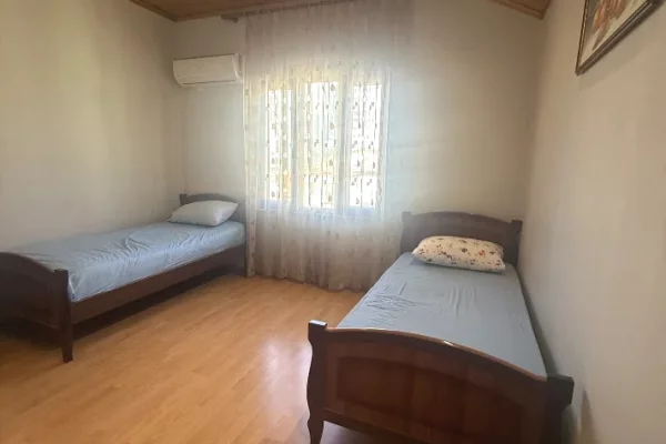 Shtepi me qera Apartament ne Tirane, 2+1, Mobilimi E mobiluar, Pagesa 450  Euro.