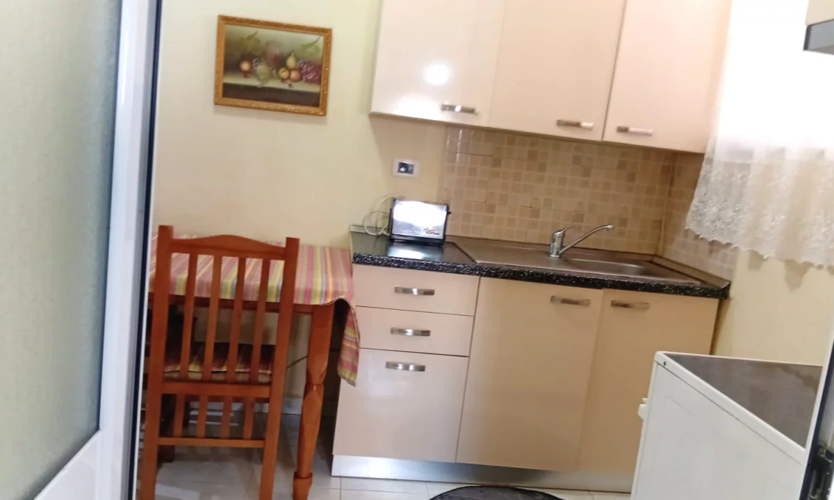 Shtepi me qera Apartament ne Tirane, Garsoniere, Mobilimi Bosh, pa mobiluar, Pagesa 30,000  Leke.