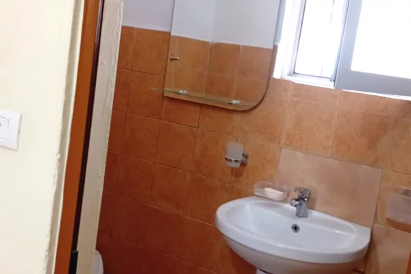 Shtepi me qera Apartament ne Tirane, Garsoniere, Mobilimi Bosh, pa mobiluar, Pagesa 30,000  Leke.