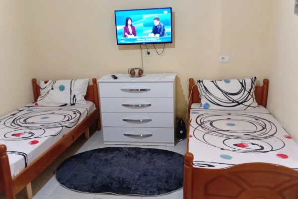 Shtepi me qera Apartament ne Tirane, Garsoniere, Mobilimi Bosh, pa mobiluar, Pagesa 30,000  Leke.