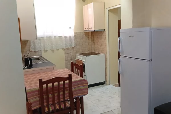 Shtepi me qera Apartament ne Tirane, Garsoniere, Mobilimi Bosh, pa mobiluar, Pagesa 30,000  Leke.