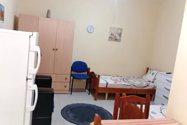 Shtepi me qera Apartament ne Tirane, Garsoniere, Mobilimi Bosh, pa mobiluar, Pagesa 30,000  Leke.