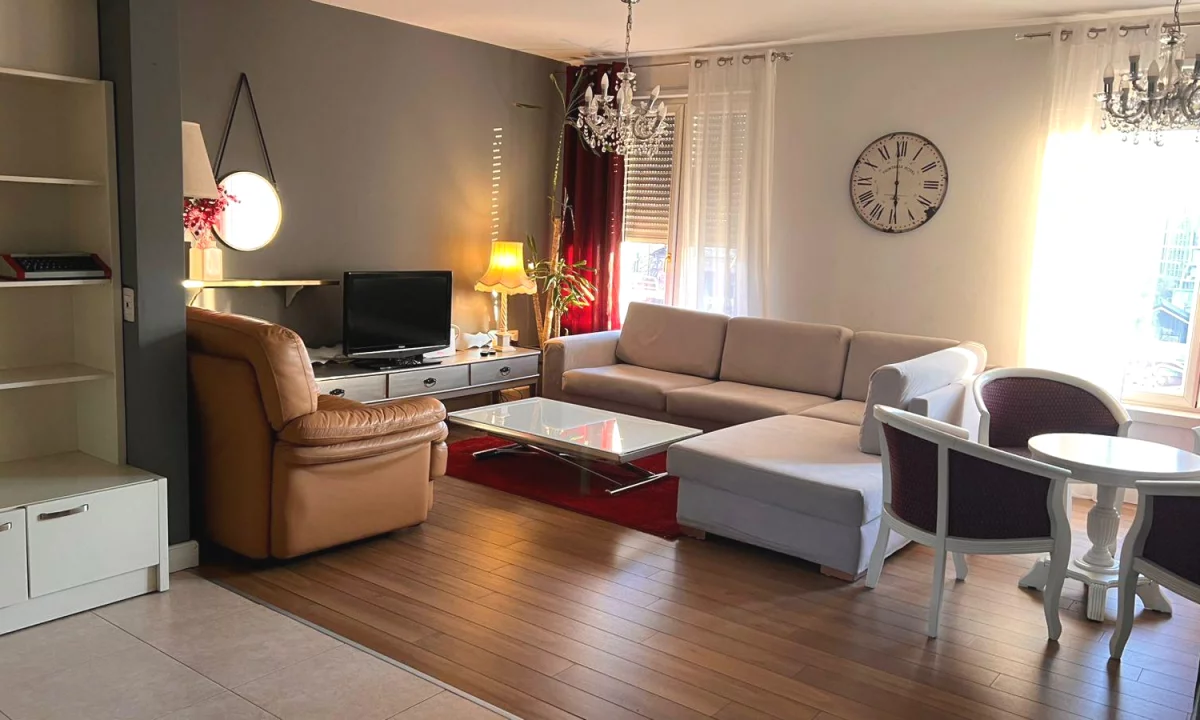 Shtepi me qera Apartament ne Tirane, 3+1, Mobilimi E mobiluar, Pagesa 90,000  Leke.