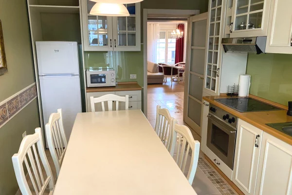 Shtepi me qera Apartament ne Tirane, 3+1, Mobilimi E mobiluar, Pagesa 90,000  Leke.