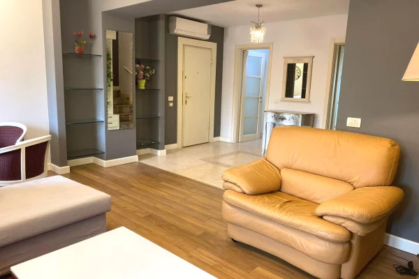 Shtepi me qera Apartament ne Tirane, 3+1, Mobilimi E mobiluar, Pagesa 90,000  Leke.