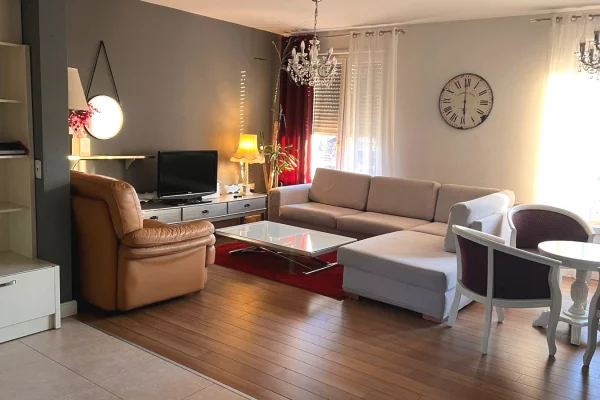 Shtepi me qera 3+1 ne Tirane - 90,000 Leke