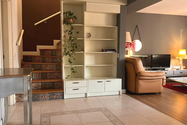Shtepi me qera Apartament ne Tirane, 3+1, Mobilimi E mobiluar, Pagesa 90,000  Leke.