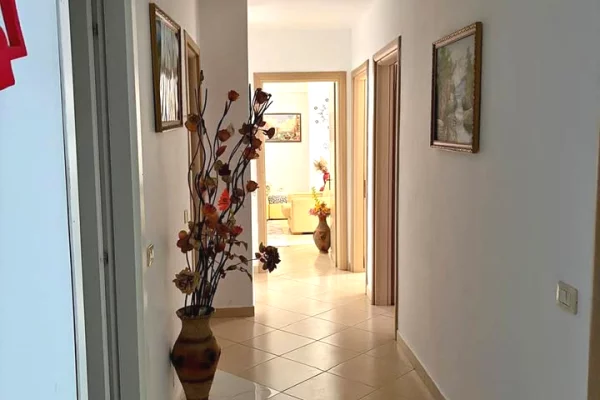 Shtepi me qera Apartament ne Tirane, 3+1, Mobilimi E mobiluar, Pagesa 55,000  Leke.