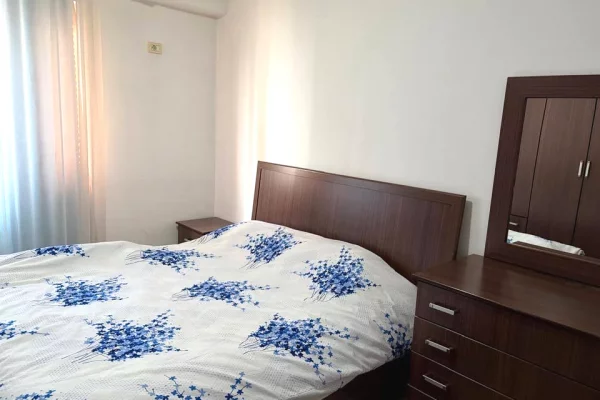 Shtepi me qera Apartament ne Tirane, 3+1, Mobilimi E mobiluar, Pagesa 55,000  Leke.