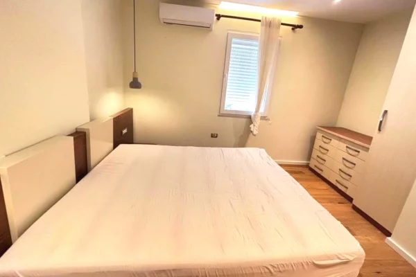 Shtepi me qera Apartament ne Tirane, 3+1, Mobilimi E mobiluar, Pagesa 85,000  Leke.