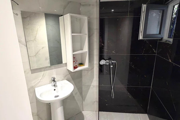 Shtepi me qera Apartament ne Tirane, 1+1, Mobilimi E mobiluar, Pagesa 50,000  Leke.