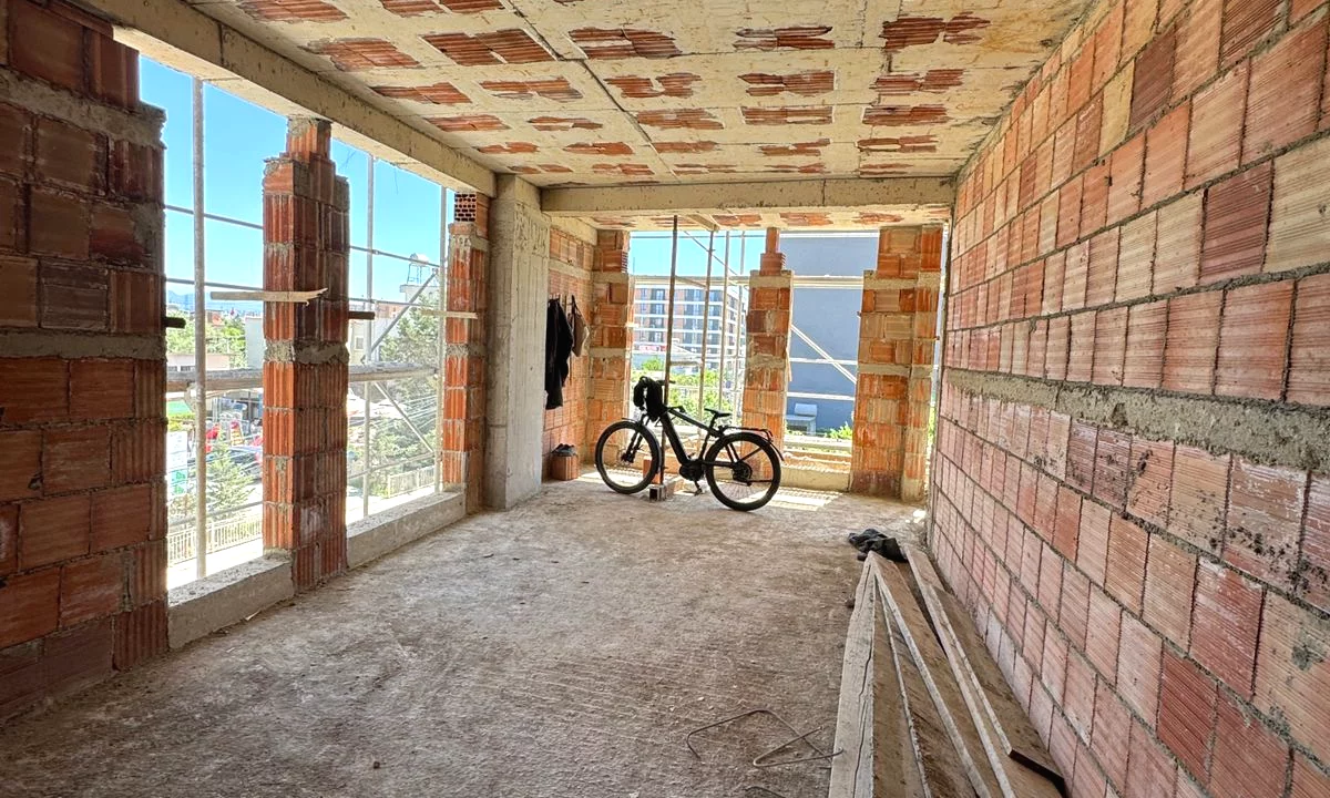 Shtepi ne shitje Apartament ne Tirane, 3+1, Mobilimi Bosh, pa mobiluar, Pagesa 134,679  Euro.