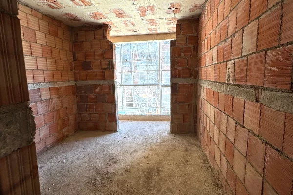 Shtepi ne shitje Apartament ne Tirane, 3+1, Mobilimi Bosh, pa mobiluar, Pagesa 134,679  Euro.