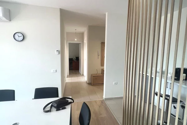 Ambient me qera per Zyra te Komuna Parisit/ 1,100 Euro