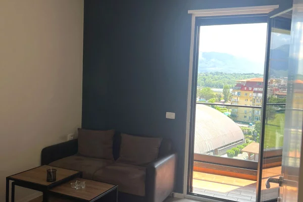 Ambient biznesi me qera 3+1 ne Tirane - 1,100 Euro