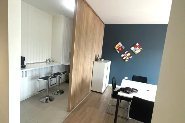 Ambient me qera per Zyra te Komuna Parisit/ 1,100 Euro