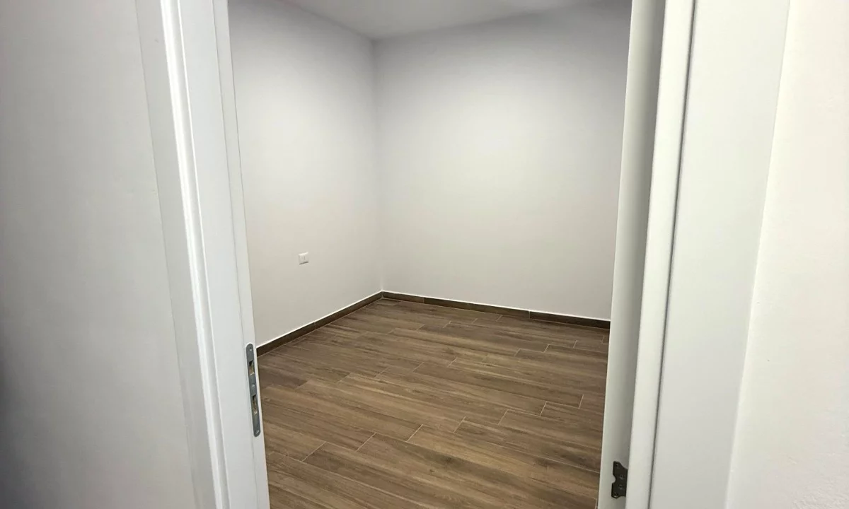 Apartament per zyra me qera tek Faramcia 10