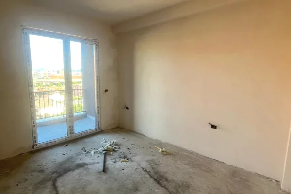 Shtepi ne shitje Apartament ne Tirane, 1+1, Mobilimi Bosh, pa mobiluar, Pagesa 83,930  Euro.