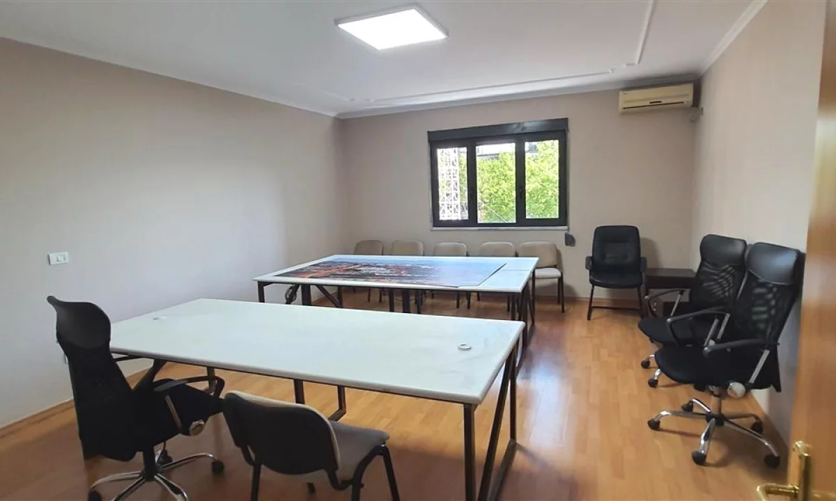 Jepet ambient me qera ne Qender/ 1,300 Euro