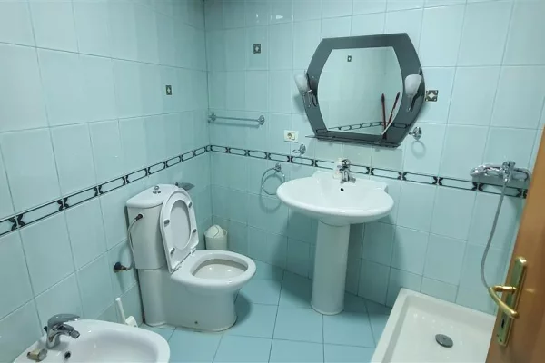 Jepet ambient me qera ne Qender/ 1,300 Euro