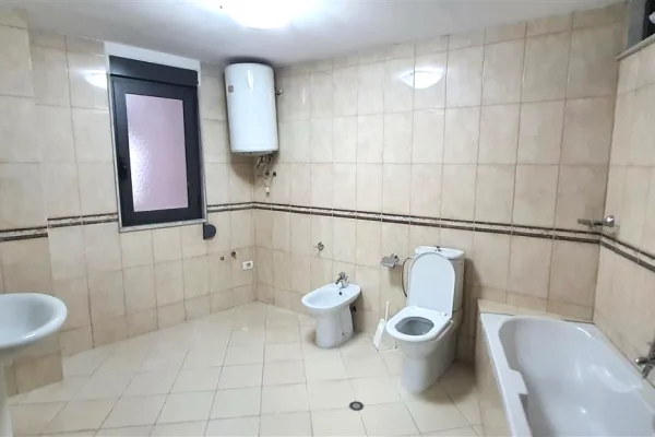 Jepet ambient me qera ne Qender/ 1,300 Euro