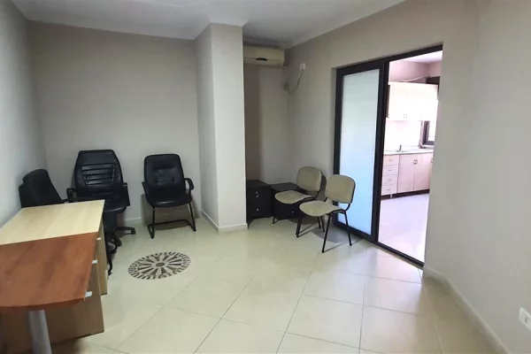 Jepet ambient me qera ne Qender/ 1,300 Euro