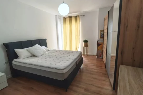 Shtepi me qera Apartament ne Tirane, 2+1, Mobilimi E mobiluar, Pagesa 950  Euro.