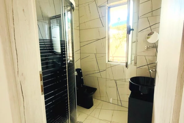 Shtepi me qera Apartament ne Tirane, 2+1, Mobilimi E mobiluar, Pagesa 1,200  Euro.