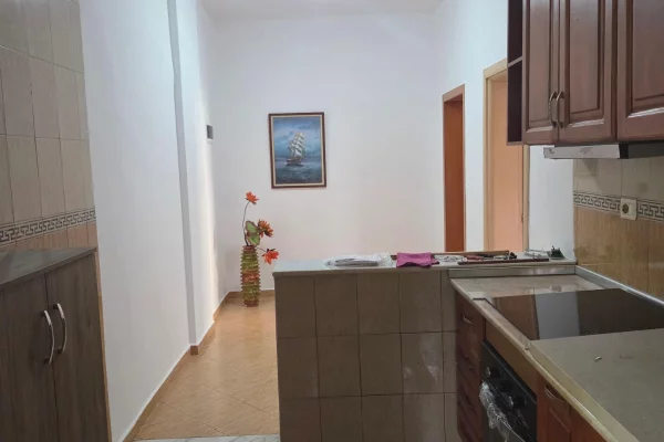 Shtepi me qera Apartament ne Tirane, 2+1, Mobilimi Pjeserisht e mobiluar, Pagesa 38,000  Leke.