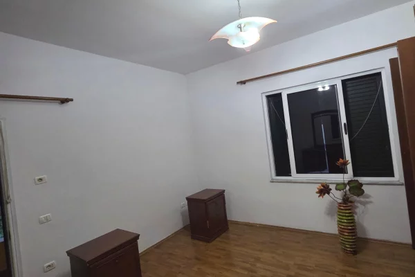 Shtepi me qera Apartament ne Tirane, 2+1, Mobilimi Pjeserisht e mobiluar, Pagesa 38,000  Leke.