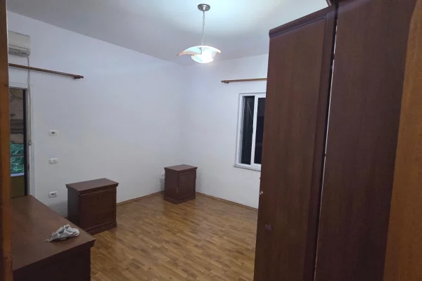 Shtepi me qera Apartament ne Tirane, 2+1, Mobilimi Pjeserisht e mobiluar, Pagesa 38,000  Leke.