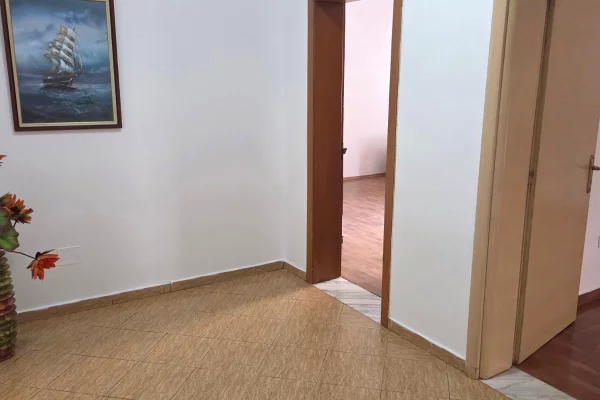 Shtepi me qera Apartament ne Tirane, 2+1, Mobilimi Pjeserisht e mobiluar, Pagesa 38,000  Leke.