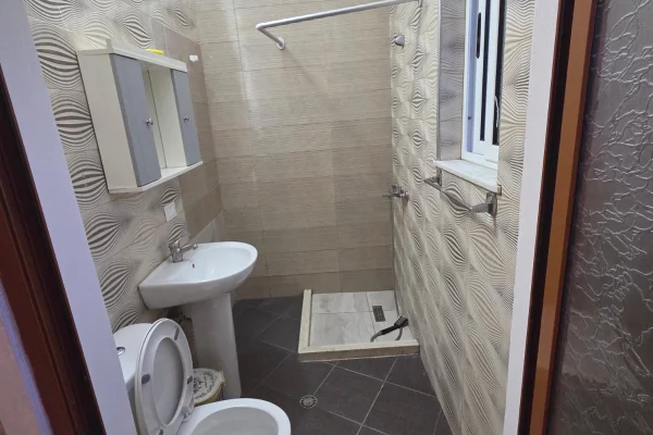 Shtepi me qera Apartament ne Tirane, 2+1, Mobilimi Pjeserisht e mobiluar, Pagesa 38,000  Leke.