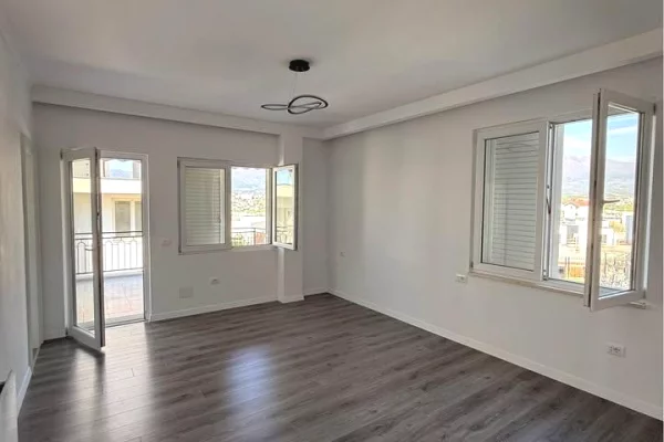 Shtepi me qera Vila Luksoze ne Tirane, 5+1, Mobilimi Bosh, pa mobiluar, Pagesa 4,200  Euro.