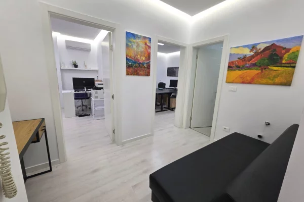 Ambient biznesi me qera 3+1 ne Tirane - 50,000 Leke