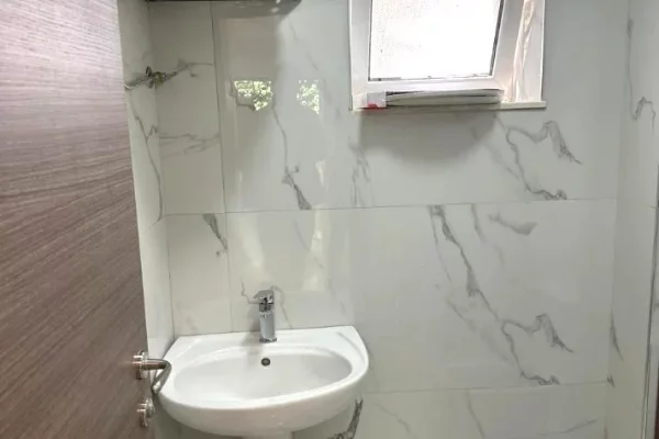 Ambient biznesi me qera ne rrugen e Elbasanit/ 400 Euro