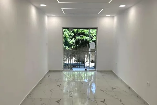Ambient biznesi me qera ne rrugen e Elbasanit/ 400 Euro