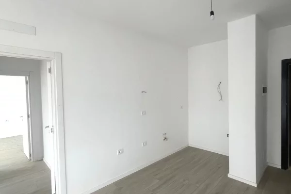 Shtepi ne shitje Apartament ne Tirane, 2+1, Mobilimi Bosh, pa mobiluar, Pagesa 125,000  Euro.