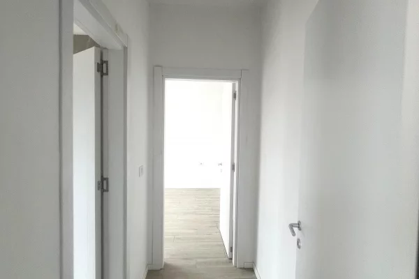 Shtepi ne shitje Apartament ne Tirane, 2+1, Mobilimi Bosh, pa mobiluar, Pagesa 125,000  Euro.