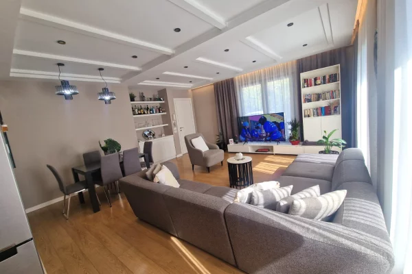 Apartament  3+1+2 me qera Xhamllik/ 120,000 All