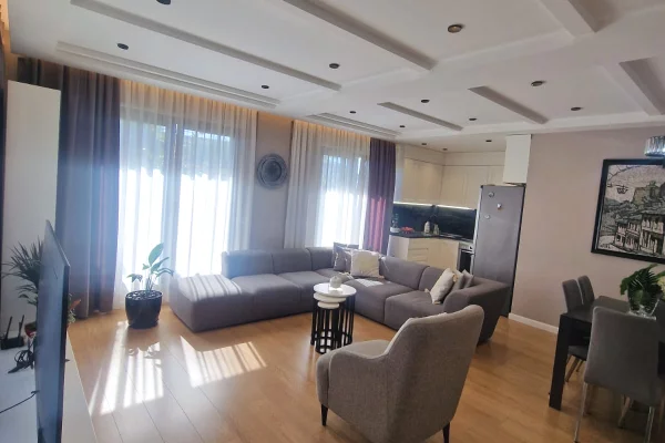 Shtepi me qera Shtepi Private ne Tirane, 3+1, Mobilimi E mobiluar, Pagesa 120,000  Leke.