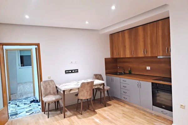 Shtepi me qera Apartament ne Tirane, 2+1, Mobilimi E mobiluar, Pagesa 550  Euro.