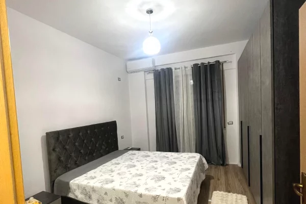 Shtepi me qera Apartament ne Tirane, 1+1, Mobilimi Pjeserisht e mobiluar, Pagesa 600  Euro.