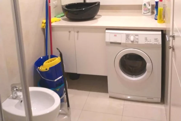 Shtepi me qera Apartament ne Tirane, 1+1, Mobilimi Pjeserisht e mobiluar, Pagesa 90,000  Leke.