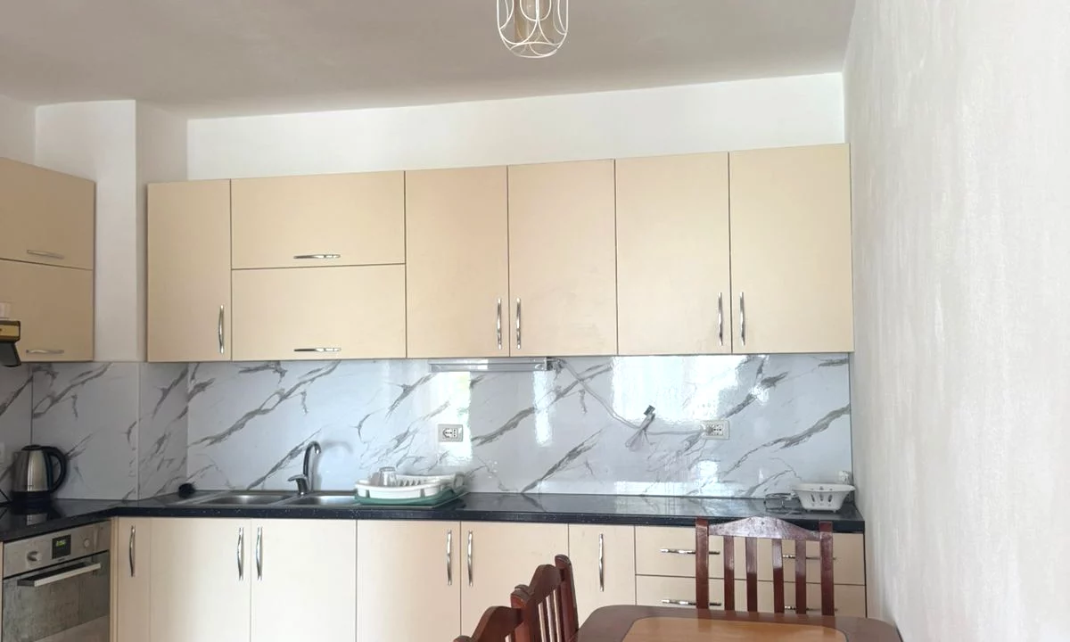 Shtepi me qera Apartament ne Tirane, 3+1, Mobilimi E mobiluar, Pagesa 50,000  Leke.