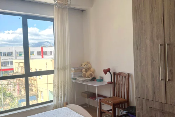 Shtepi me qera Apartament ne Tirane, 3+1, Mobilimi E mobiluar, Pagesa 50,000  Leke.