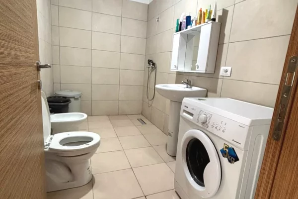Shtepi me qera Apartament ne Tirane, 3+1, Mobilimi E mobiluar, Pagesa 50,000  Leke.