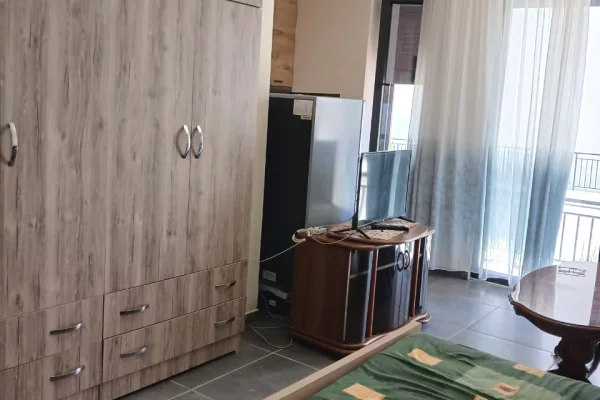 Shtepi me qera Apartament ne Tirane, Garsoniere, Mobilimi Bosh, pa mobiluar, Pagesa 30,000  Leke.